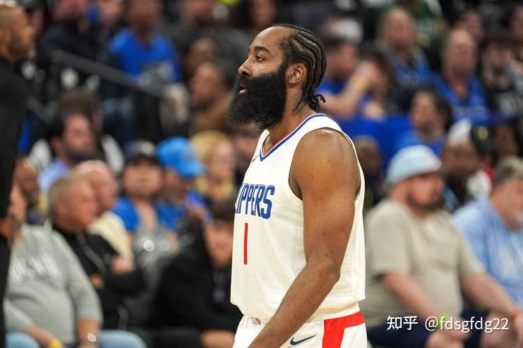 B体育体育app下载-关于NBA总决赛现场气氛热烈，球迷临场为喜爱球队呐喊的信息