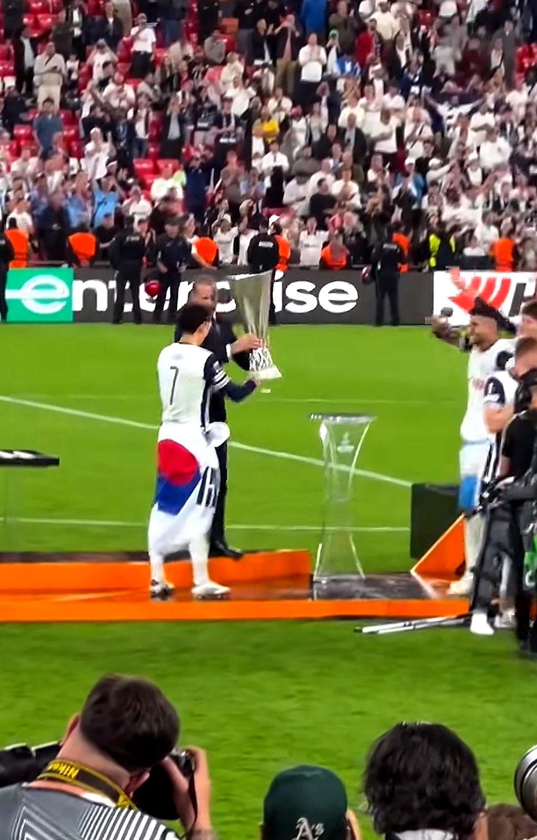 包含欧预赛比赛胜利后球员情绪高涨,互相庆祝的词条 包含欧预赛比赛胜利后球员情绪高涨,互相庆祝的词条