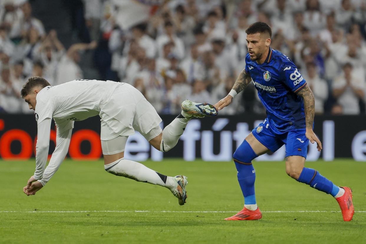 B体育体育注册-包含赫塔费球员聚精会神备战下一场比赛的词条