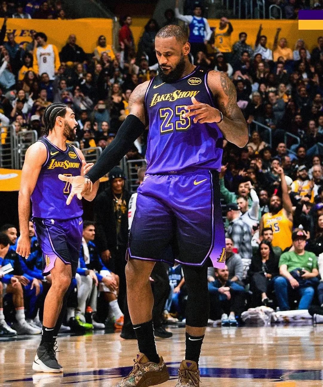 B体育体育地址-湖人主场大胜火箭，詹姆斯独取30+10，助球队取得四连胜的简单介绍