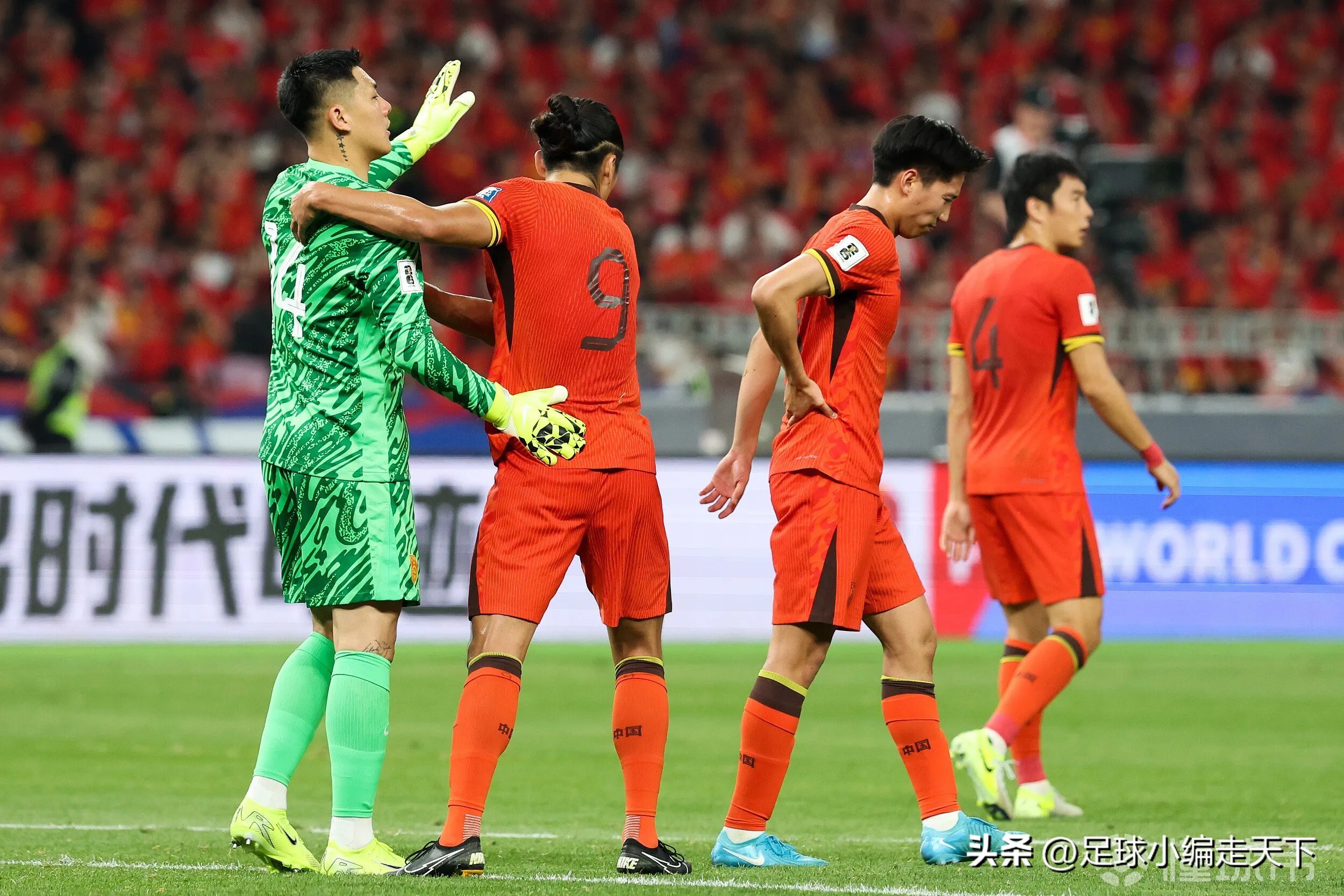 B体育体育教练-职业足球比赛中，一场对决引发观众热议