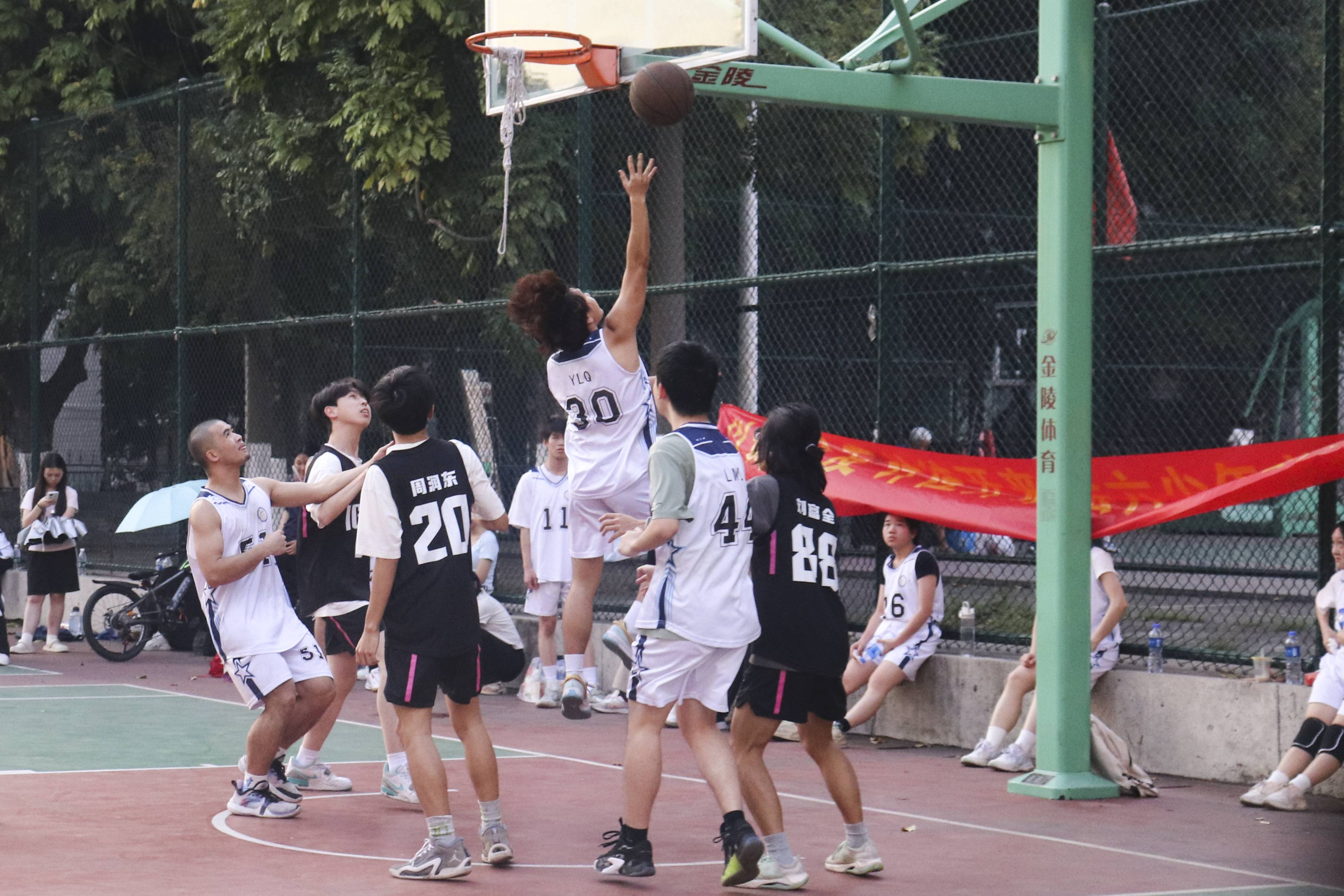 激烈角逐惊险不断球员奋勇拼搏的简单介绍