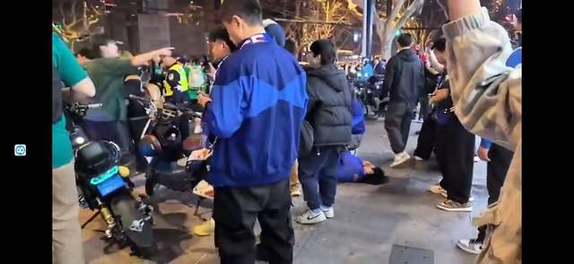 比赛现场抢劫案发生，球迷陷入混乱