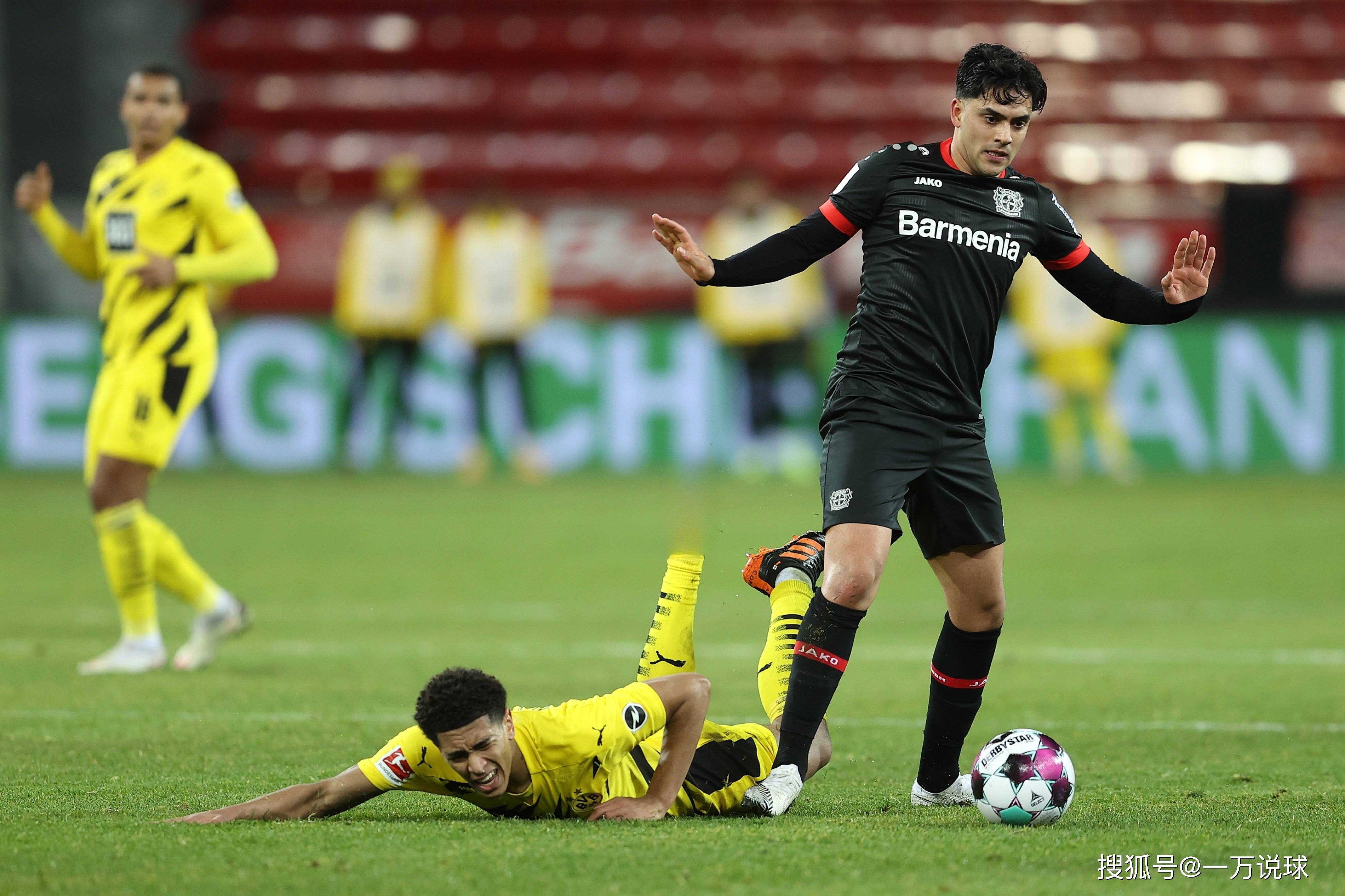 包含勒沃库森防线坚固，力争保持不败纪录的词条